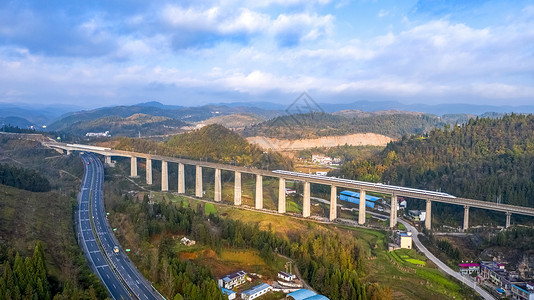 高铁与道路秋天的公路高清图片