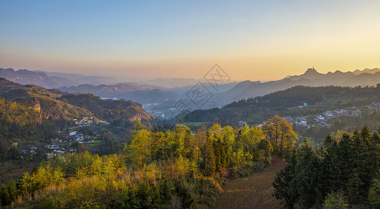 喷火口形盘层阳光小山村晨雾景色背景