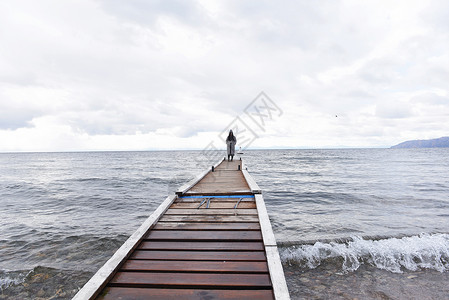 少女少年俄罗斯贝加尔湖栈道上的少年背景