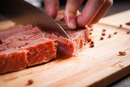 厨师切火腿肉图片