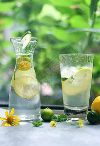 清凉可口的自制柠檬水图片