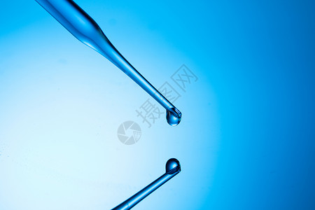 科技流体渐变化学实验滴管滴下液体水滴特写背景