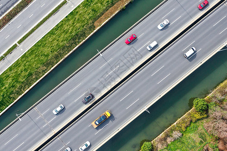 高速上的车航拍公路上的车流背景