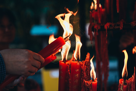 烧香祭祖苏州西园寺清明节烧香祈福背景