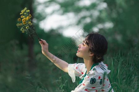 春天里的女孩背景图片