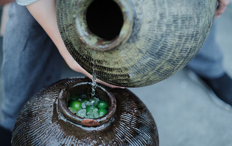 梅子绿茶手工制青梅酒工序青梅酿酒背景