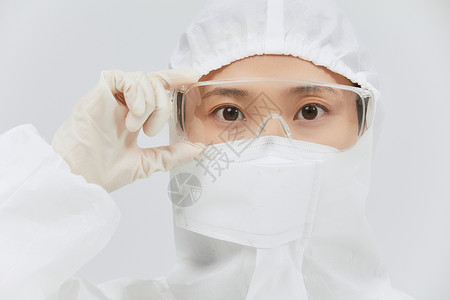 穿防护服手持护目镜的医护人员高清图片