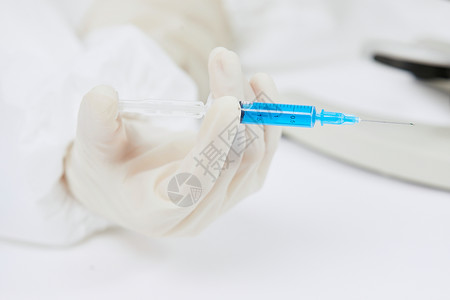 防控冠状病毒医护人员手持疫苗背景