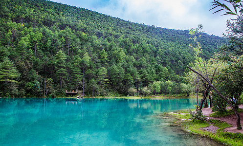 高山流水成碧湖玉龙雪山蓝月谷自然风光背景