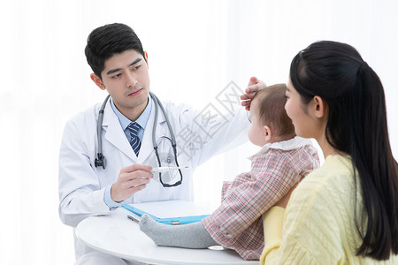 医生给婴儿量体温图片