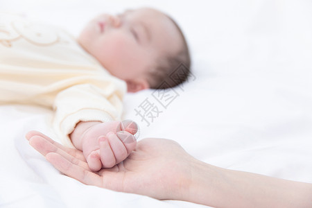 婴儿睡觉抓着妈妈的手高清图片