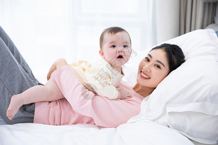 妈妈和婴儿幸福玩闹中国人高清图片素材