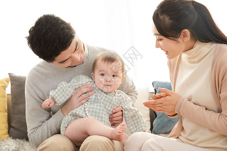 爸爸妈妈和婴儿一起玩闹儿童高清图片素材