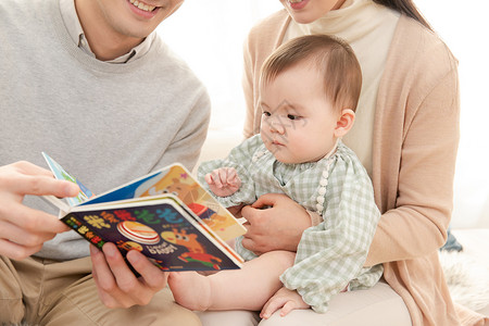 爸爸妈妈给婴儿看书讲故事图片素材