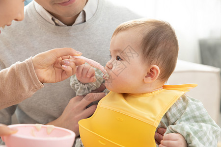 爸爸妈妈给婴儿喂食图片