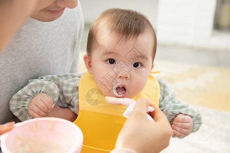 爸爸妈妈给婴儿喂食东方人高清图片素材