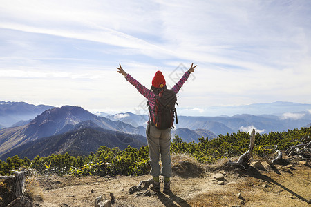 日本南阿尔卑斯在山顶张开双臂的女人背影背景