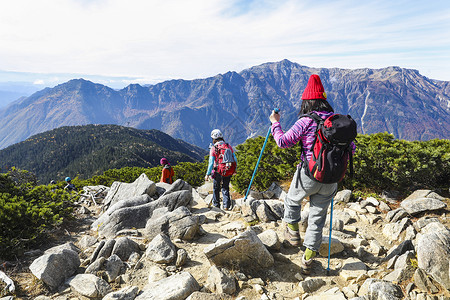 日本南阿尔卑斯在日本阿尔卑斯山下山徒步旅行的女人背景