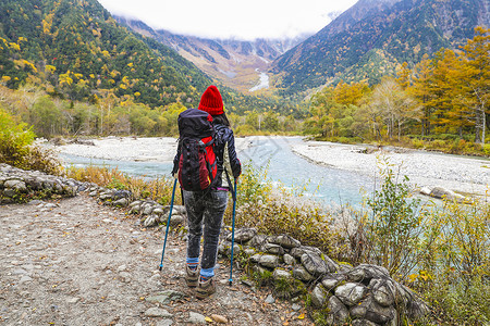 日本南阿尔卑斯在日本阿尔卑斯山越野徒步旅行的女人背景