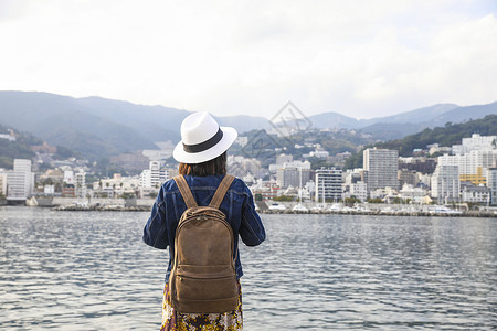 站在河边看风景的女人背影日本高清图片素材