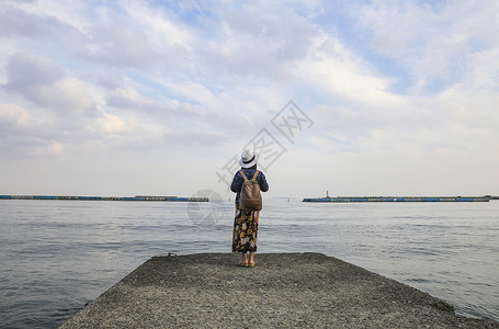 站在海边看远方风景的女人背影背景图片