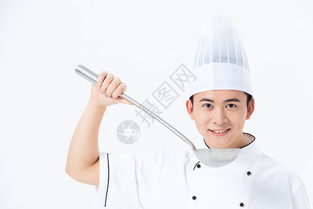 男厨师拿着汤勺品尝菜品职业高清图片素材