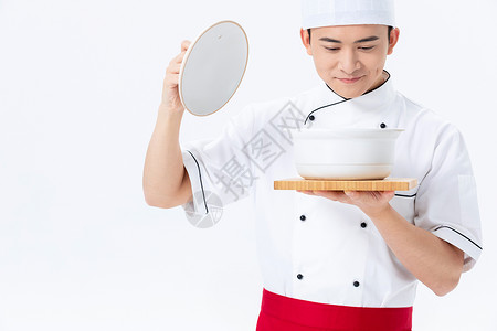 男厨师看砂锅菜品高清图片
