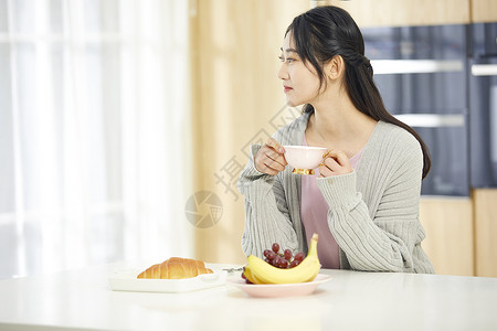 年轻女性喝早茶餐厅高清图片素材