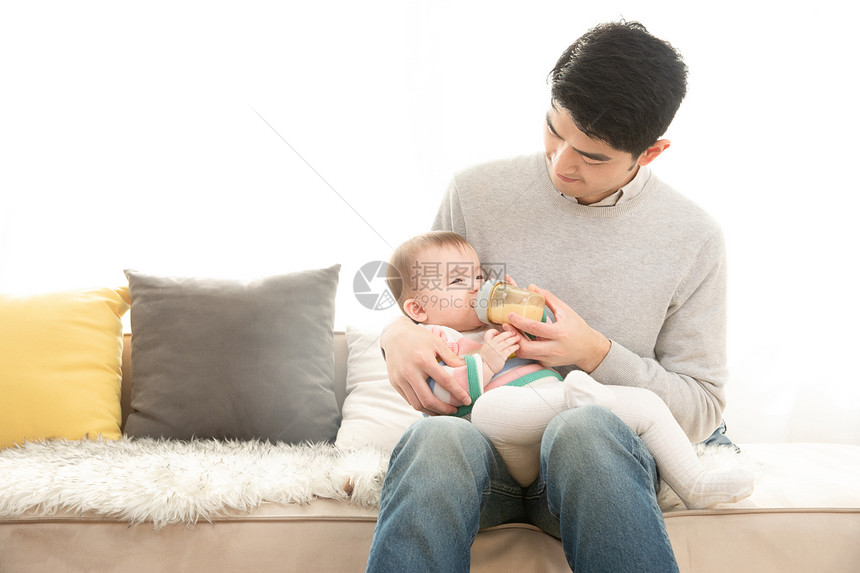 爸爸抱着婴儿喂奶图片