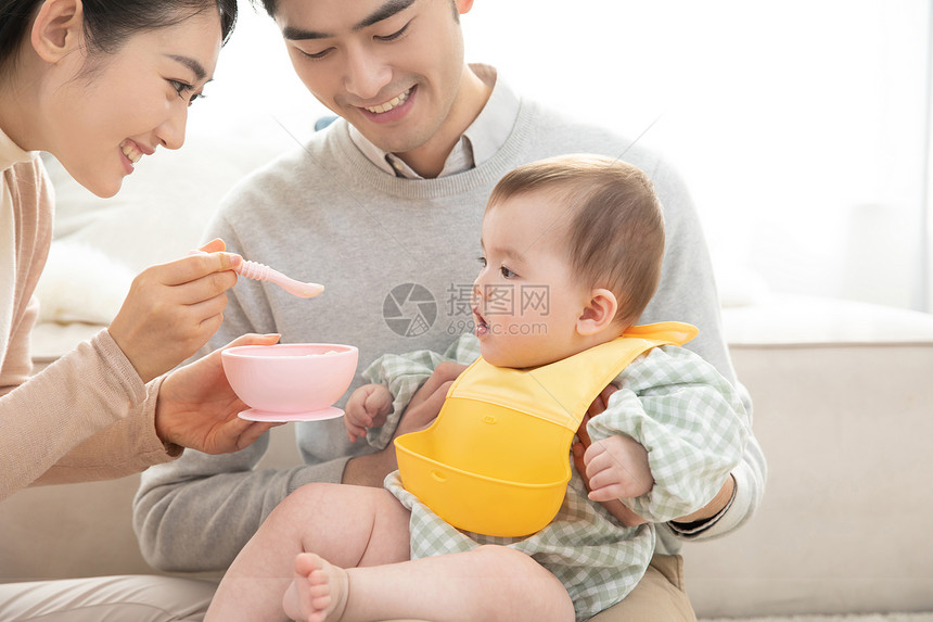 爸爸妈妈喂婴儿吃辅食图片