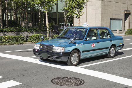 行驶在名古屋街头的出租车背景图片