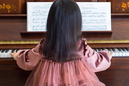 快速培训开启学弹钢琴的女孩背景