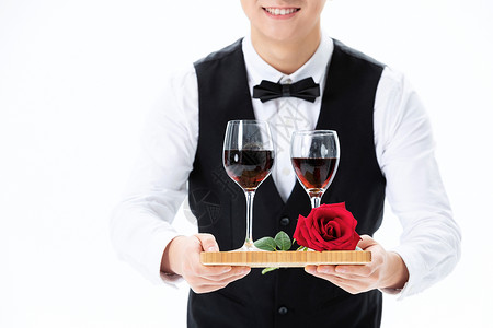 递送红酒和玫瑰花的服务员形象图片素材