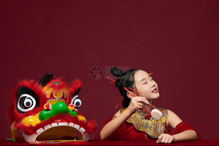 中国风潮流儿童拿着筷子图片
