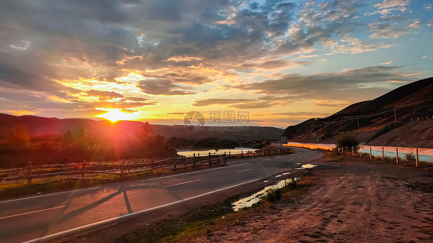 新疆伊犁特克斯县夕阳落日风景图片