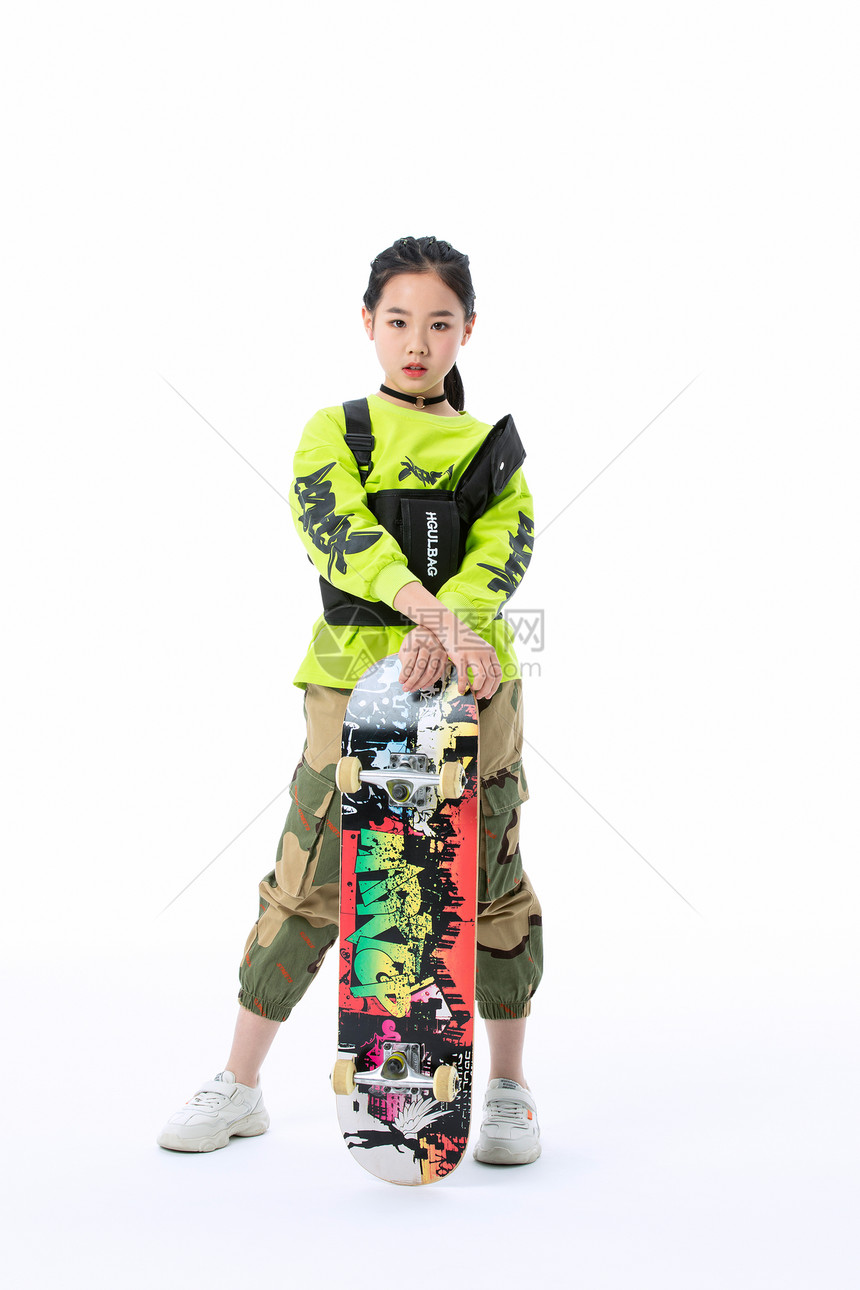 时尚嘻哈潮流儿童拿着滑板图片