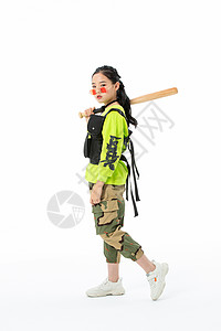 女生打棒球时尚潮流嘻哈儿童戴着墨镜拿着棒球背景
