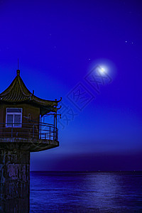 月亮大海蓝色大海天空月亮与角楼背景