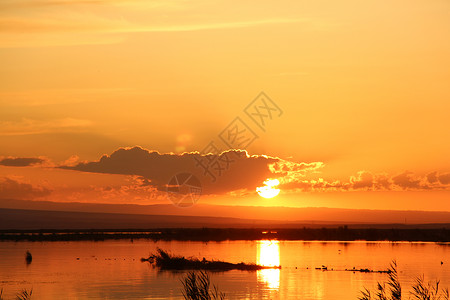 新疆海上魔鬼城落日余晖夕阳西下橙色天空图片