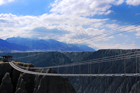 新疆独山子大峡谷景区吊桥高清图片