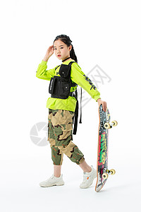 时尚潮流嘻哈女孩拿着滑板背景图片