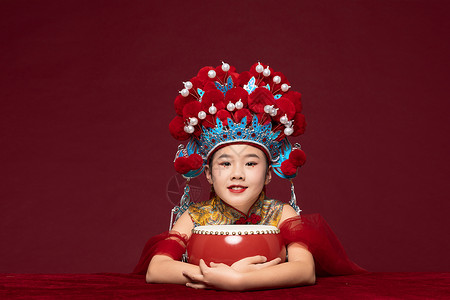 中国风潮流儿童凤冠霞帔抱着扁鼓背景图片