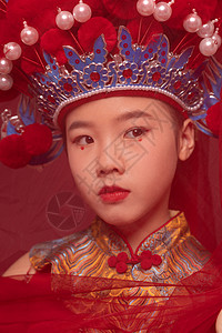 中国风潮流儿童凤冠霞帔红纱背景图片