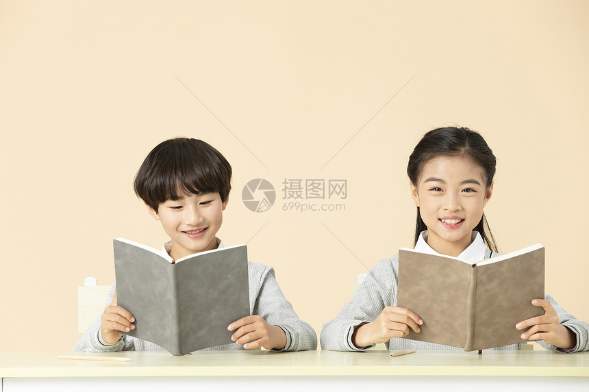 青少年开学上学看书图片