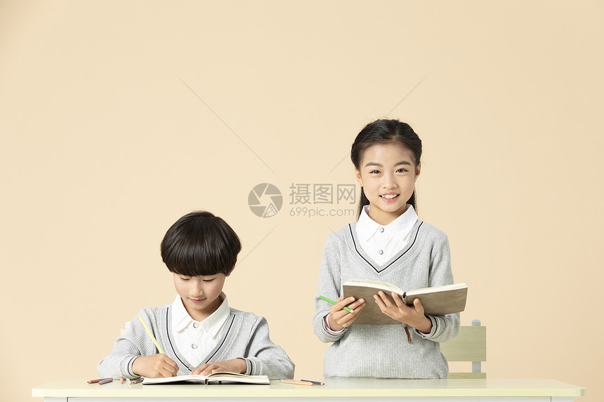 青少年开学上学上课学习图片