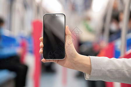 手机地铁女性在地铁上展示手机特写背景