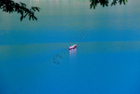 泸沽湖自然风光小船游船高清图片