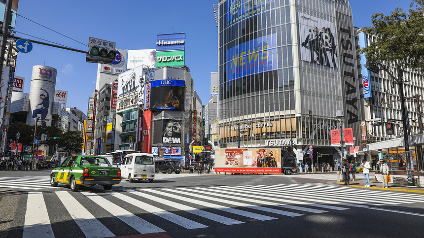 繁华的东京涉谷商业街街景图片