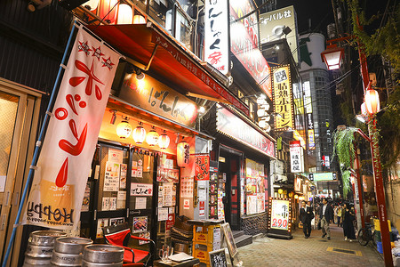 小巷夜景东京新宿区的美食小巷背景