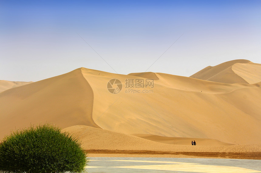 大西北敦煌鸣沙山月牙泉沙漠山脊线条图片